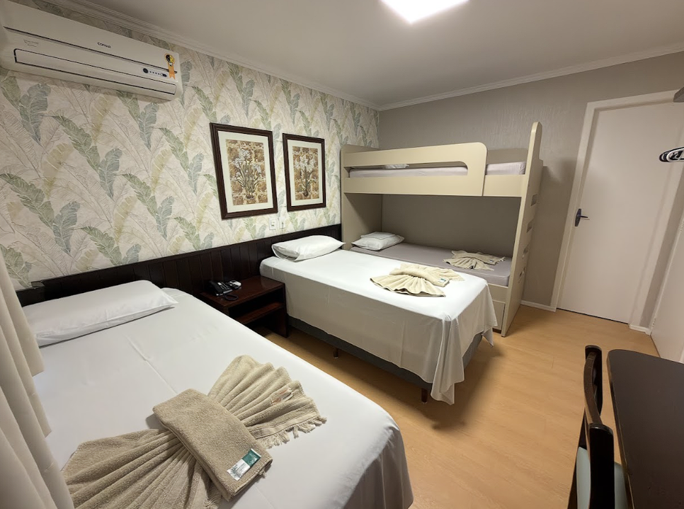 Quarto família com cama de casal e beliche